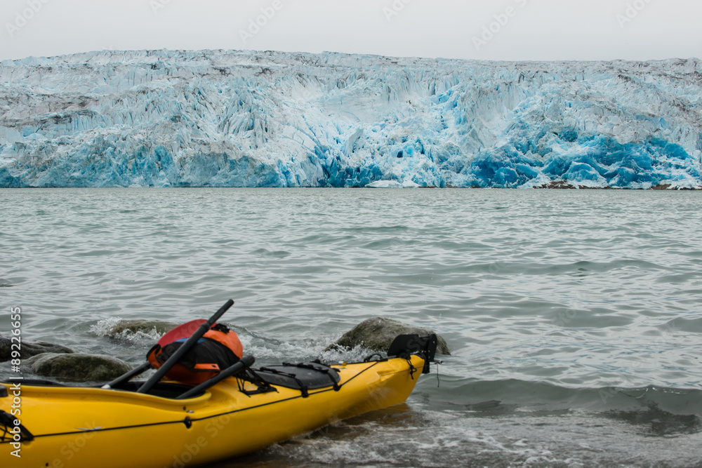 Kayak devant l'Inlandsis du Groenland