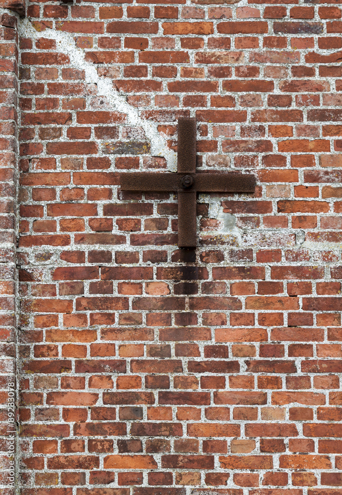 Kreuz auf Mauer