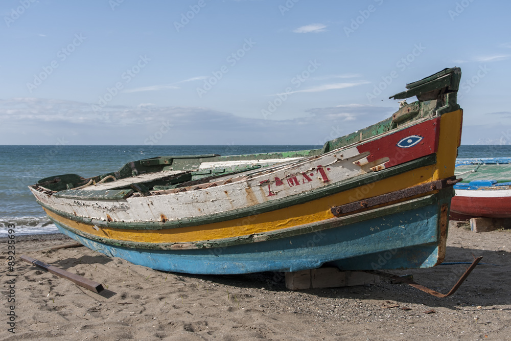 La vieja barca a la orilla del mar