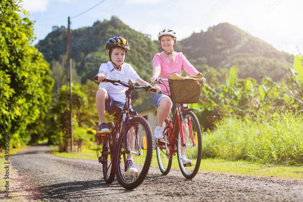 Fototapeta premium Family on bike ride