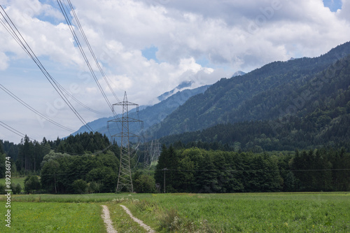 Landschaft mit Stromleitung