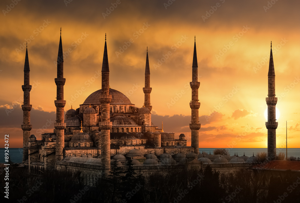 Obraz premium Błękitny Meczet w Stambule podczas zachodu słońca