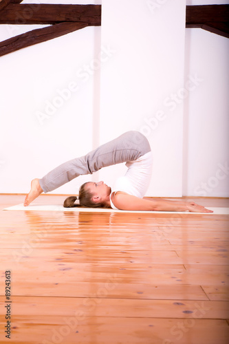 Frau in Yogaposition 