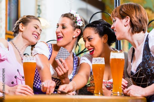 Frauen in bayerischem Restaurant beim Schafkopfen