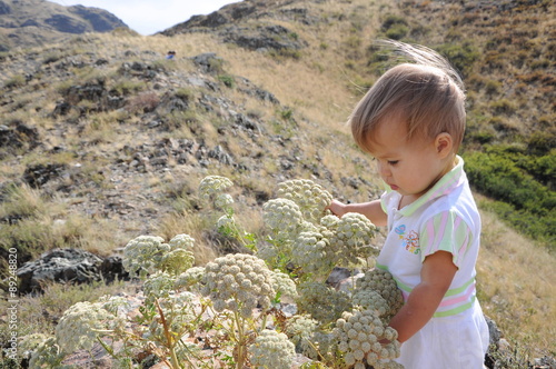Bild auf Leinwand Little girl on the nature