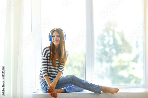 Woman listening music in he...
