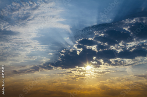 Sonnenaufgang dramatische Farben