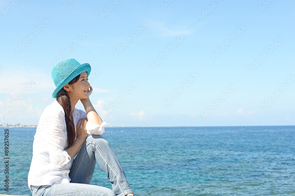 海を眺める女性