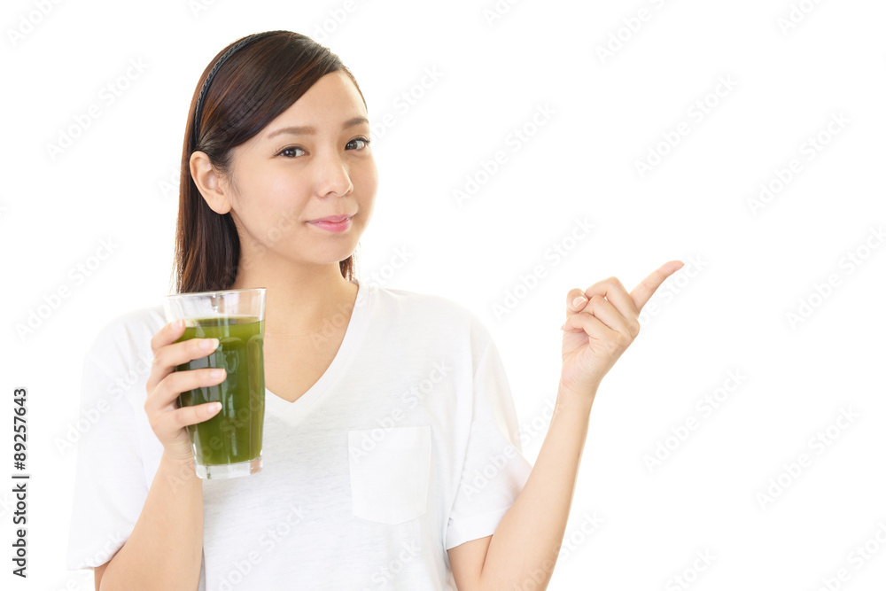 ジュースを飲む女性