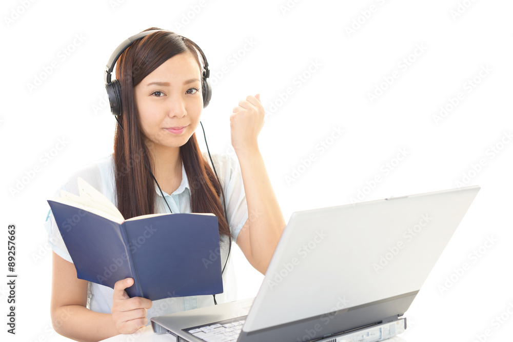 パソコンで勉強中の女性 パソコンで勉強中の女性