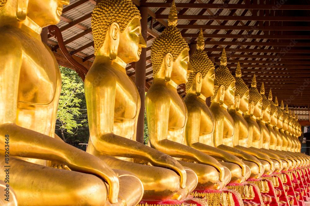 Obraz premium Monk golden image of Buddha