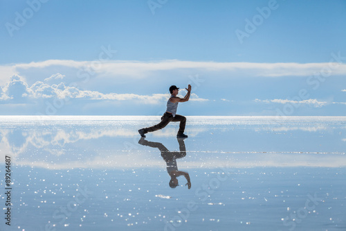 Uomo pratica esercizi Yoga nel Salar de Uyuni, Bolivia
