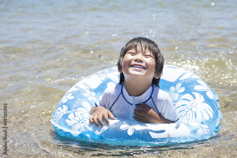 海水浴を楽しむ子供