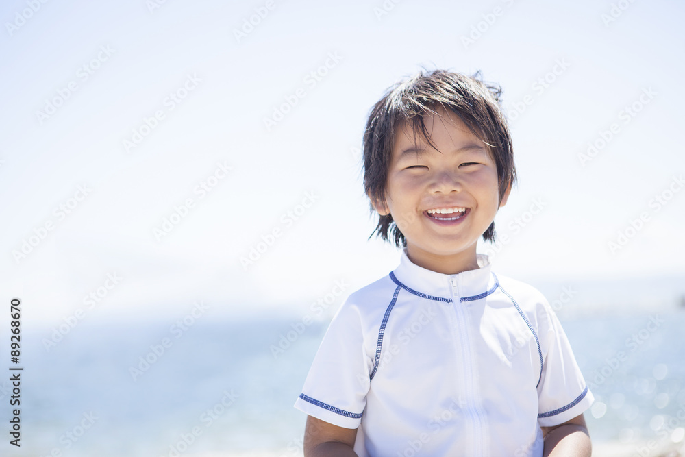 海で遊ぶ子供