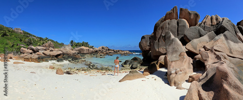 Fotografie baigneuse sur plage et lagon bleu de anse cocos