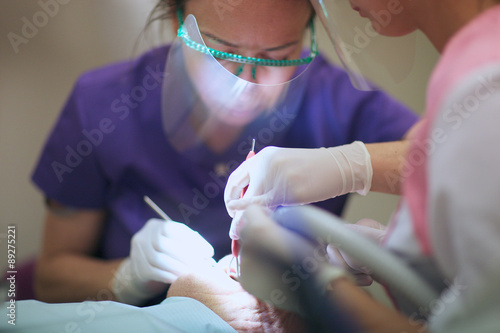 Fotografi Traditional restorative dentistry; hands of a dentist in focus
