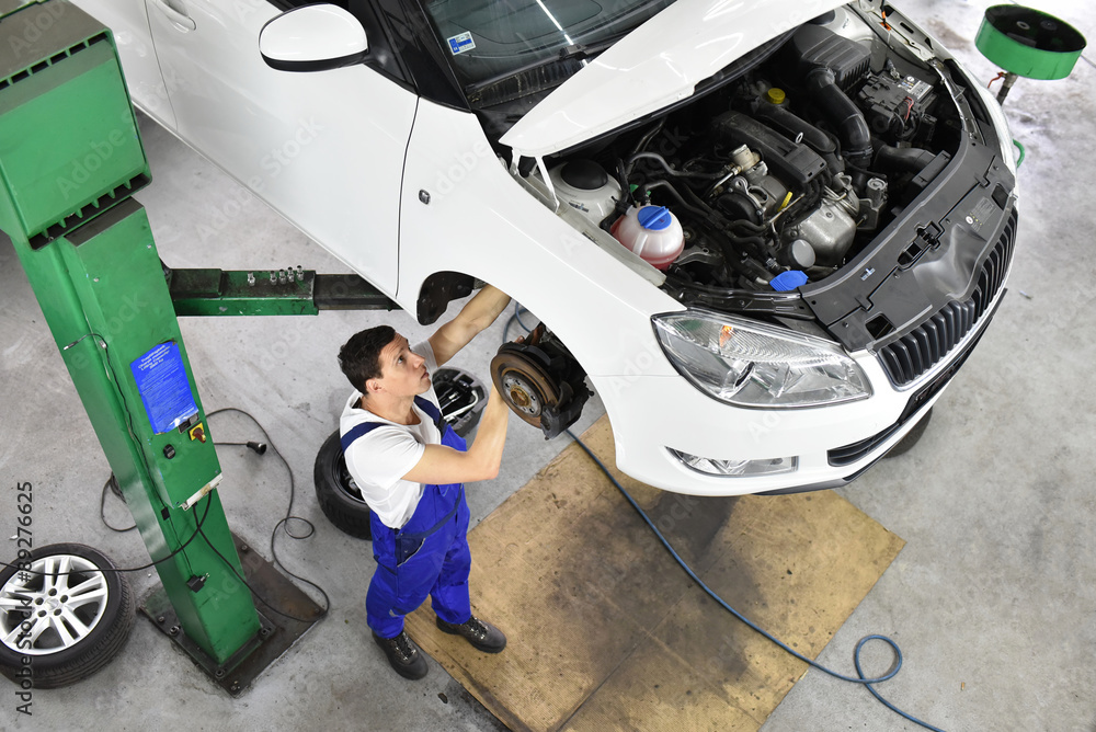automechaniker-in-einer-werkstatt-repariert-ein-fahrzeug-car