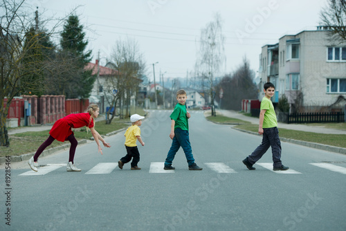 Φωτογραφία children crossing street on crosswalk