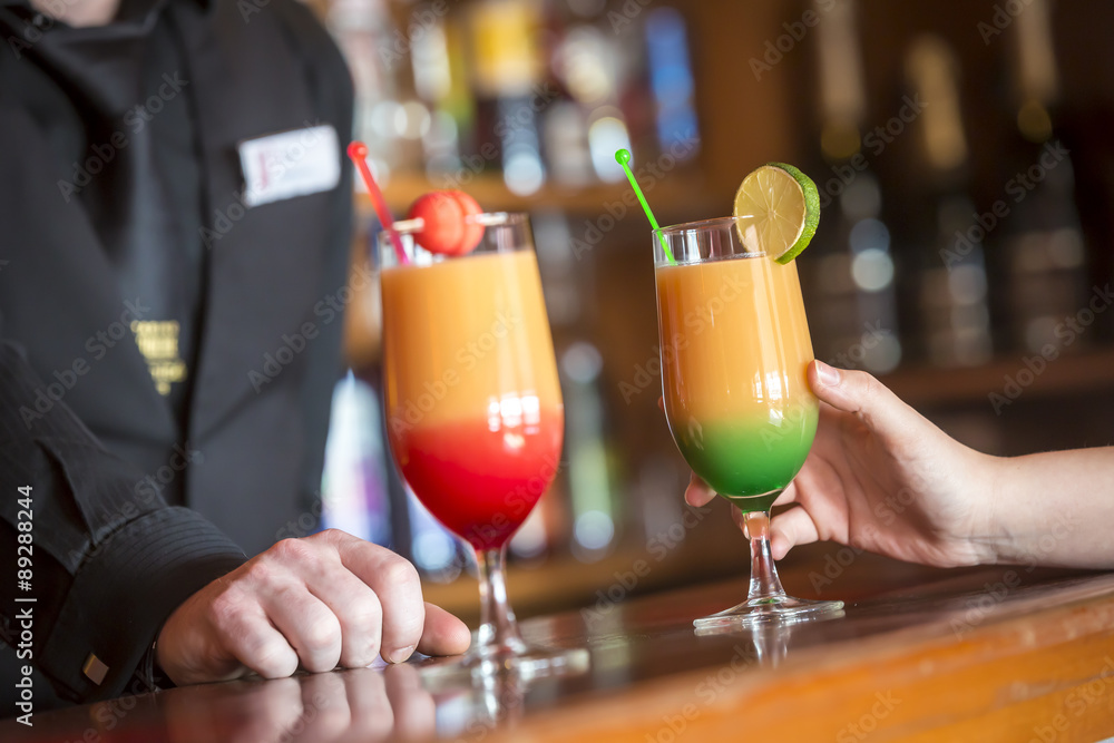 service d'un cocktail au bar d'un casino service d'un cocktail au bar d'un casino