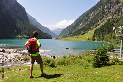 Wanderer am Stillup Speicher im Zillertal photo