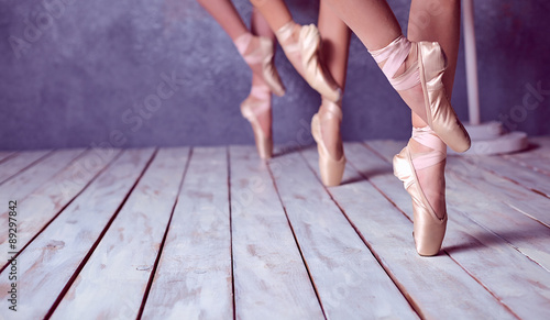 Canvas Print The feet of a young ballerinas in pointe shoes
