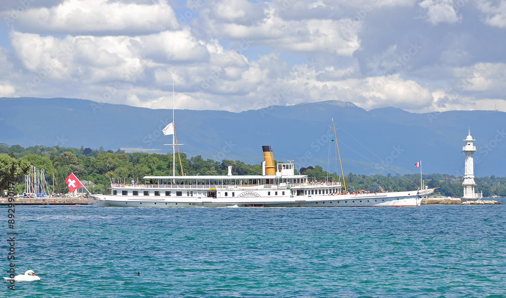 Ausflugsschiff auf dem Genfersee bei Genf,Schweiz Ausflugsschiff auf dem Genfersee bei Genf,Schweiz