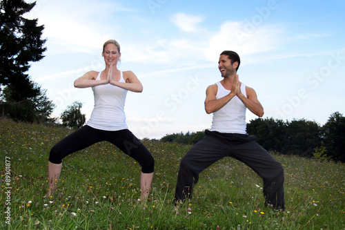 Frau und Mann beim Yoga auf grüner Wiese © Stefan_Weis