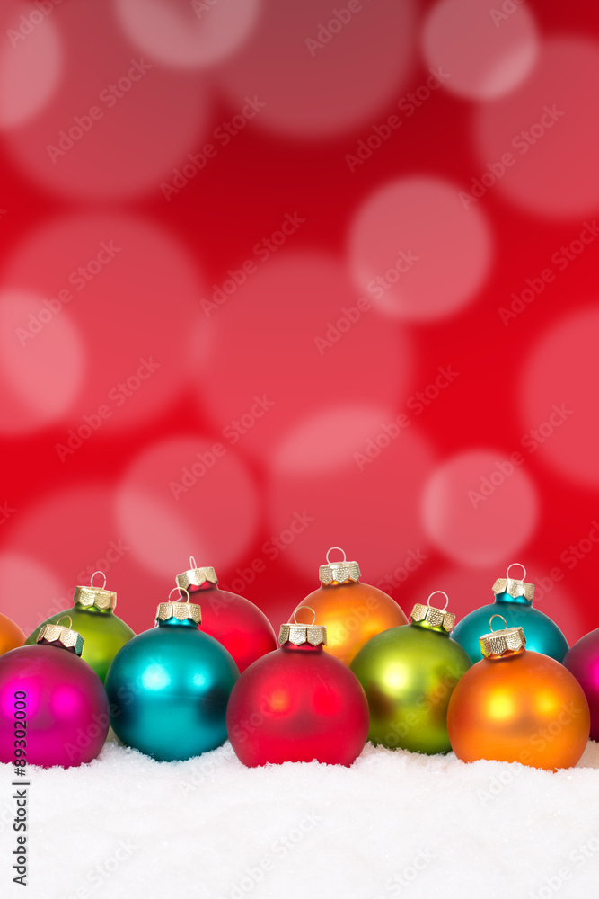 Weihnachten viele bunte Weihnachtskugeln Dekoration mit Schnee Weihnachten viele bunte Weihnachtskugeln Dekoration mit Schnee