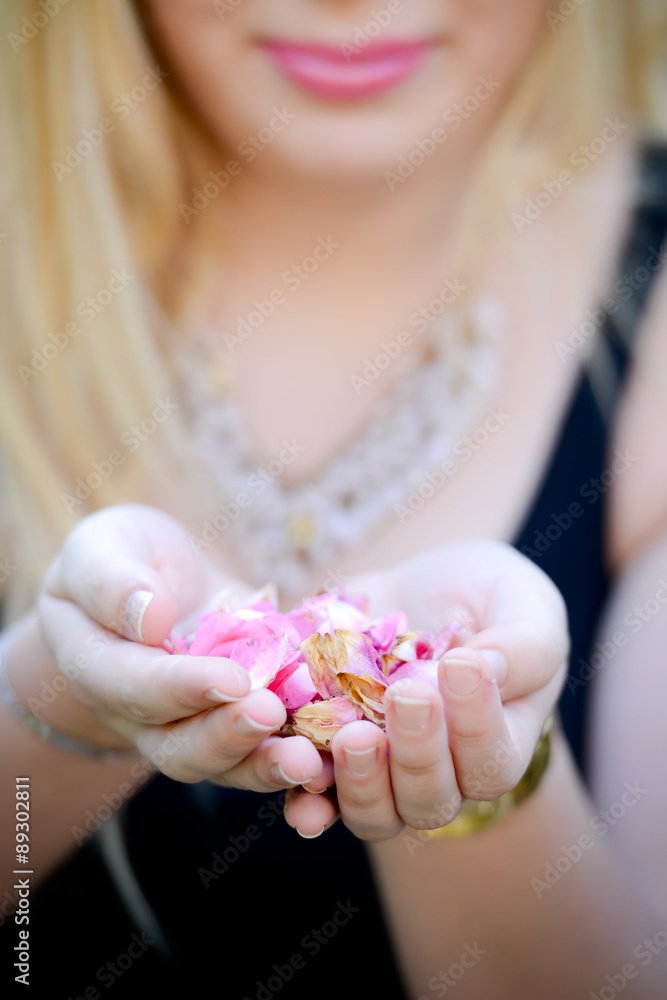 Rosenblüten in der Hand einer Frau Rosenblüten in der Hand einer Frau