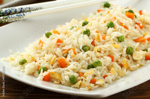 primo piano riso con verdure cinese