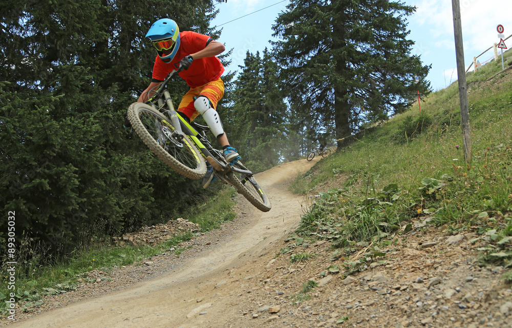 Fototapeta premium MTB-Fahrer beim Sprung
