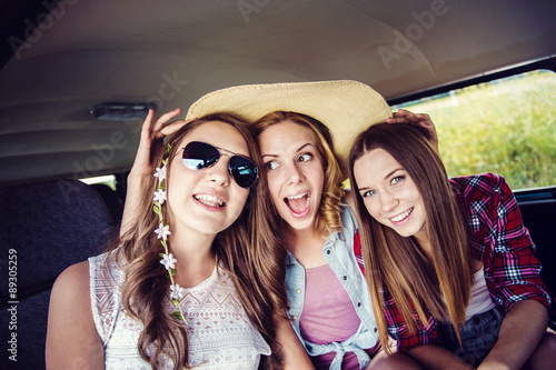 Young hipster friends a on road trip © Halfpoint