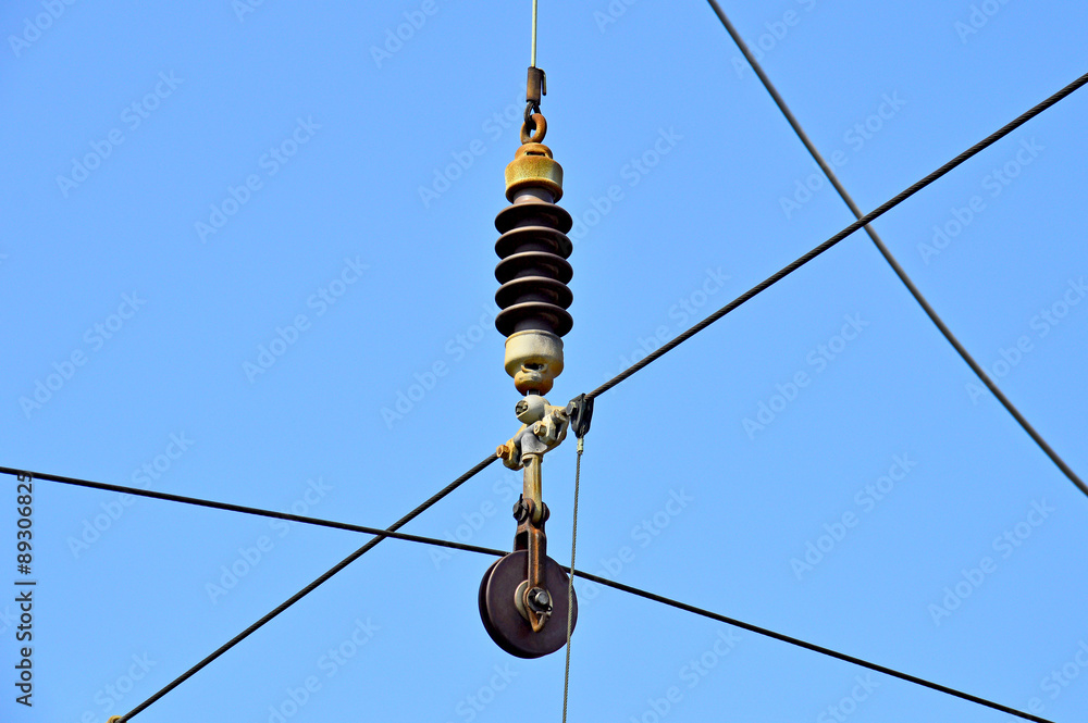 Isolator mit Tragrolle einer Oberleitung Isolator mit Tragrolle einer Oberleitung