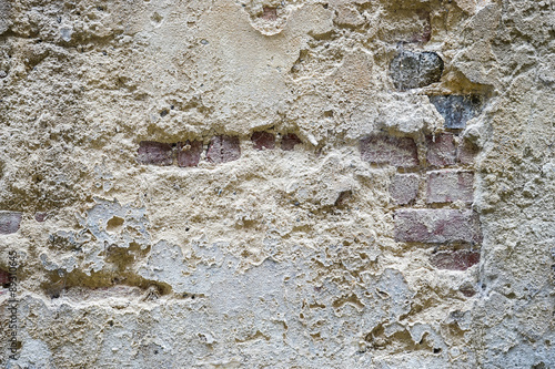 Hintergrund - Textur, alte Ziegelwand mit abgeblättertem Putz photo