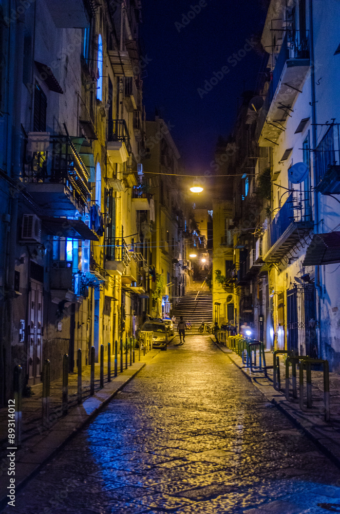 Fototapeta Nocny widok oświetlonej ulicy prowadzącej przez historyczne centrum włoskich miast Napoli - napoli.