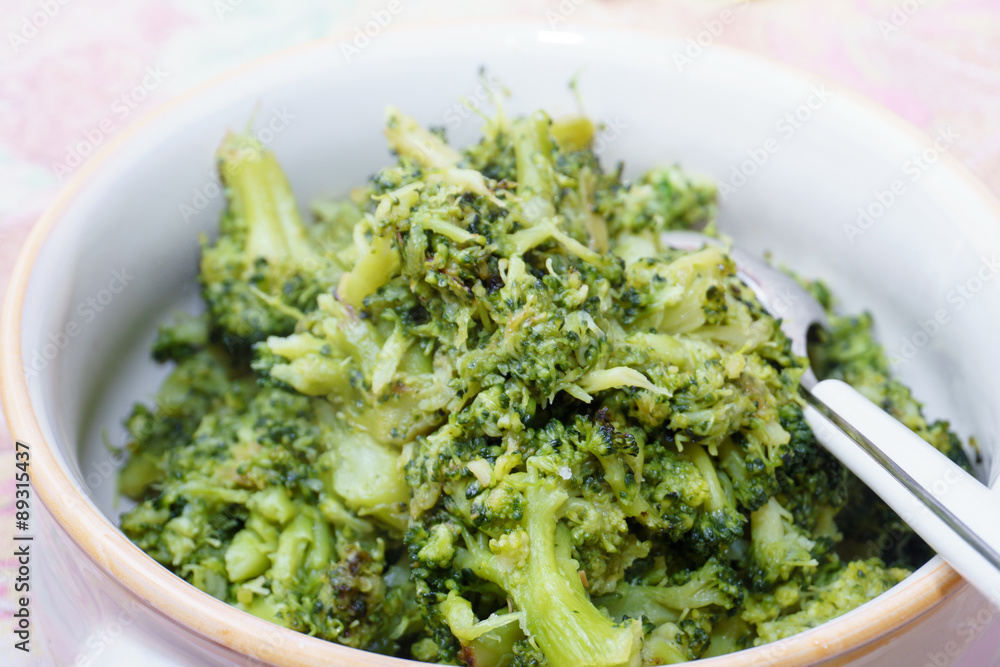 Broccoli bolliti, soggetto isolato, nella pentola, broccoli con cucchiaio conditi Broccoli bolliti, soggetto isolato, nella pentola, broccoli con cucchiaio conditi