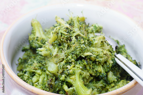 Broccoli bolliti, soggetto isolato, nella pentola, broccoli con cucchiaio conditi
