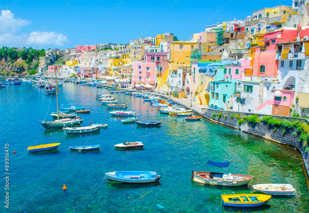 Fototapeta premium włoska wyspa procida słynie z kolorowej przystani, wąskich uliczek i wielu plaż, które razem przyciągają co roku rzesze turystów przybywających z Neapolu - Neapolu.