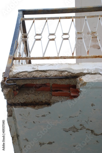 Balkon Sanierung Balkonsanierung Beton sanieren Rost verrostet Balkone Geländer schlechte Bausubstanz Betonboden Bau Eisen Betonstahl Korrosion Bewehrungsstahl Armierungseisen Stabstahl Moniereisen