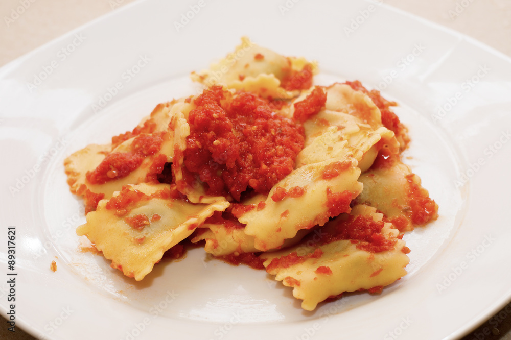 Pasta, ravioli al brasato con sugo di pomodoro fresco Pasta, ravioli al brasato con sugo di pomodoro fresco
