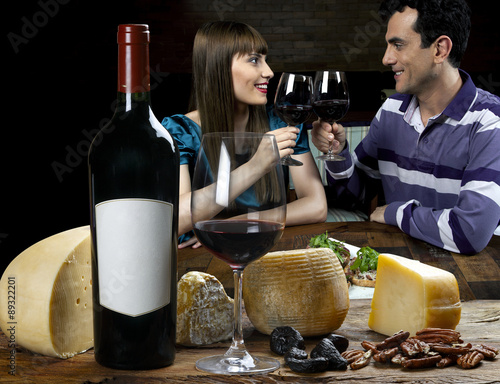 Casal tomando vinho