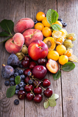 Crédence de cuisine Fruits Fruits à noyau frais sur table rustique  © fahrwasser