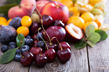 Crédence de cuisine Fruits Fruits à noyau frais sur bois  © fahrwasser