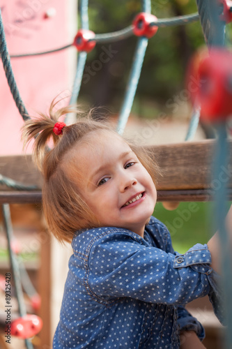Tableau sur toile girl   at playground