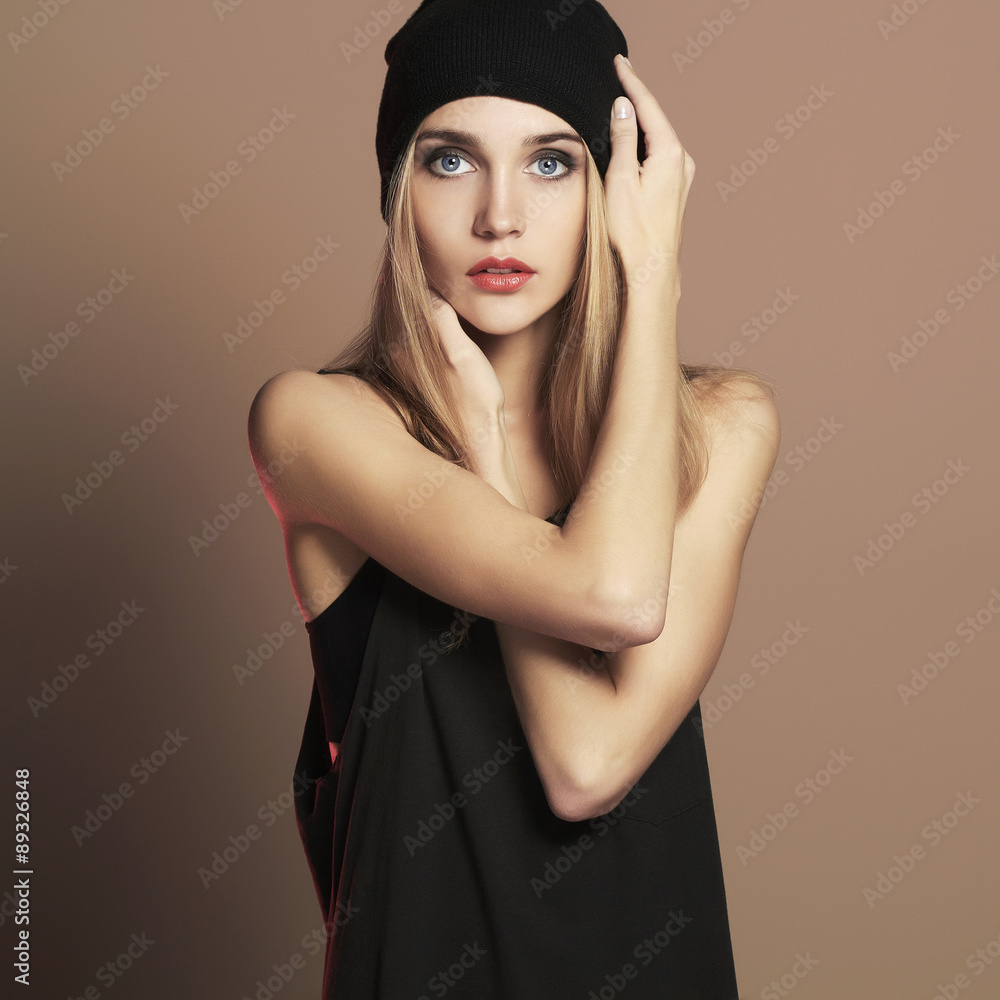 Fototapeta premium fashionable beautiful young woman in cap. blond girl in hat