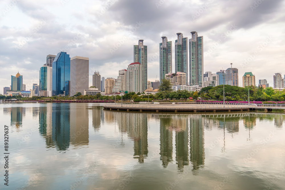 Fototapeta premium bangkok downtown reflection