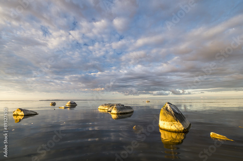 Morskie kamienie oświetlone zachodzącym słońcem