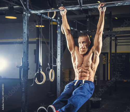 Foto Shirtless muscular man in blue sports pants.
