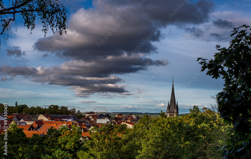 Blick über die Altstadt von Bad Kreuznach und auf das Riesenrad vom Jahrmarkt