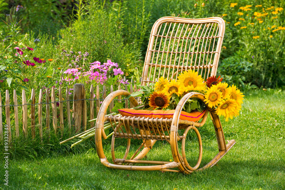 Fototapeta premium Schaukelstuhl mit Sonnenblumen